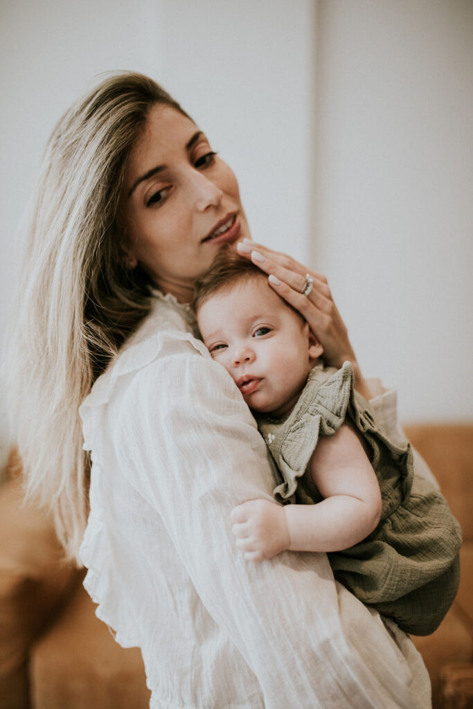 תמונת אוירה: רויטל מחזיקה תינוקת ניובורן בידה ומרגעה אותה