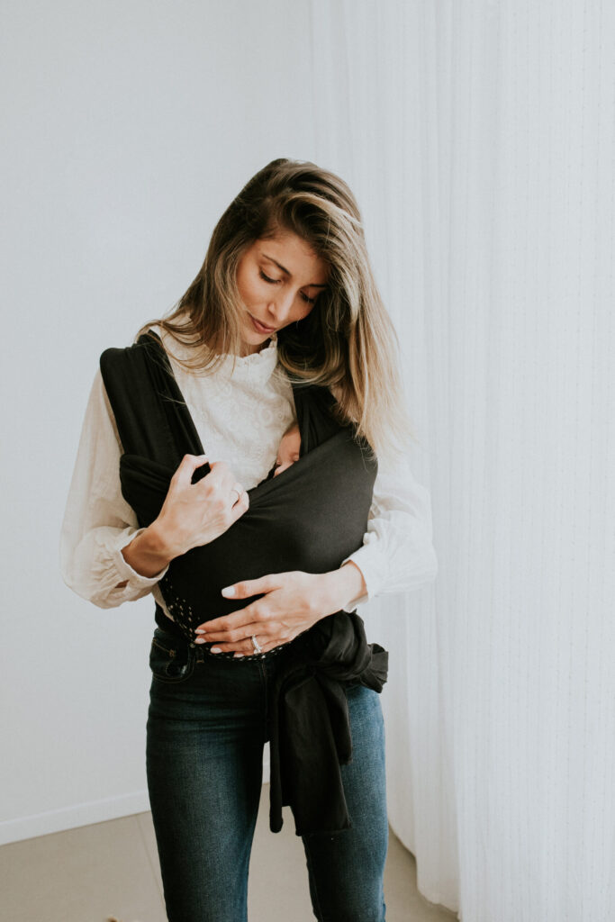 תמונת אוירה: רויטל עומדת עם תינוק במנשא